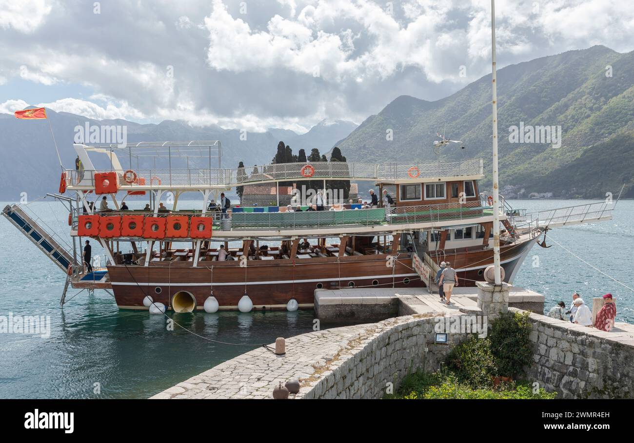 Bucht von Koto, Montenegro - 25. April 2022 - Passagiere an Bord eines Schiffes in der Bucht von Kotor, die die lokalen Sehenswürdigkeiten in der Bucht besuchen Stockfoto