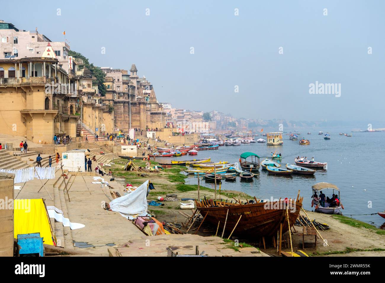 Die Ghats am Ufer des Ganges in Varanasi, Indien Stockfoto