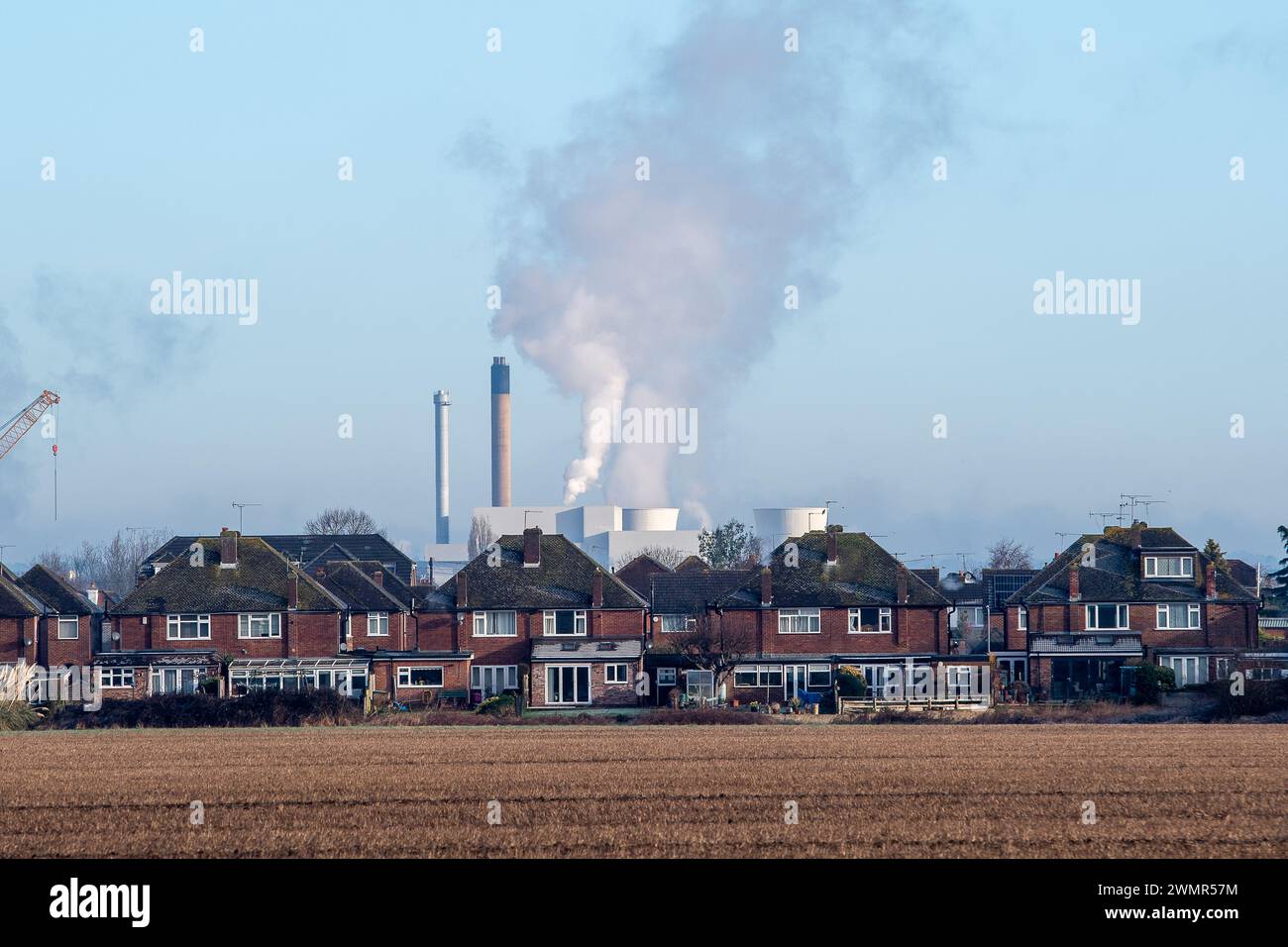 Eton Wick, Großbritannien. Februar 2024. Blick über die Häuser in Eton Wick, Berkshire, auf das neue SSE-Thermal-Kraftwerk auf dem Slough Trading Estate in Berkshire, bekannt als Slough Multifuel. Slough Mutlifuel führt an seinem Standort Dampfblastests durch. Kredit: Maureen McLean/Alamy Stockfoto