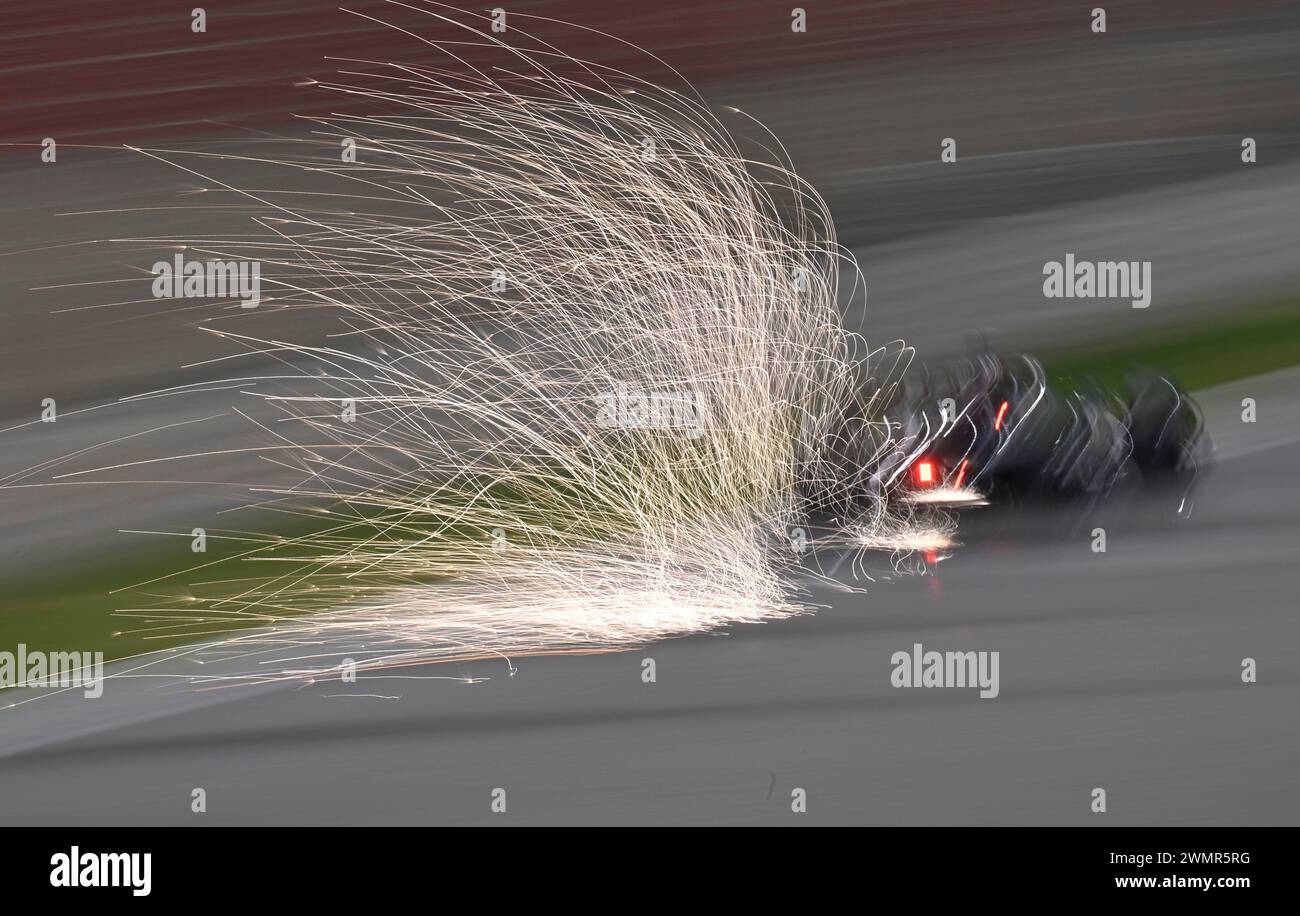 Sakhir, Bahrain. Februar 2024. BAHRAIN, Sakhir, 22. Februar: Funken hinter dem F1-Auto am zweiten Tag der F1-Tests auf dem Bahrain International Circuit am 22. Februar 2024 in Bahrain, Formel-1-Vorsaison-Tests, Bild & Copyright Jerry ANDRE/ATP Images (ANDRE Jerry/ATP/SPP) Credit: SPP Sport Press Photo. /Alamy Live News Stockfoto