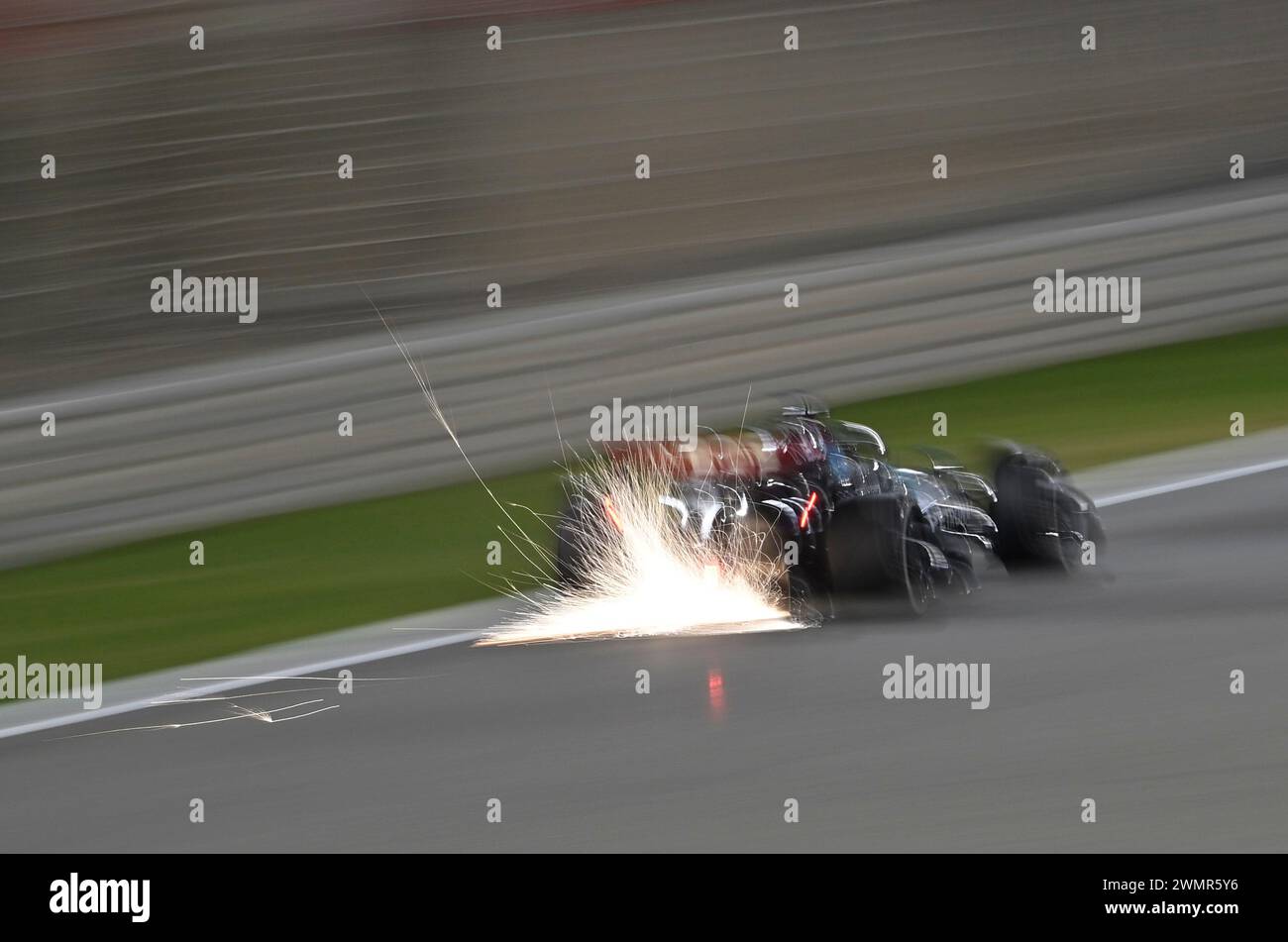 Sakhir, Bahrain. Februar 2024. BAHRAIN, Sakhir, 22. Februar: Funken hinter dem F1-Auto am zweiten Tag der F1-Tests auf dem Bahrain International Circuit am 22. Februar 2024 in Bahrain, Formel-1-Vorsaison-Tests, Bild & Copyright Jerry ANDRE/ATP Images (ANDRE Jerry/ATP/SPP) Credit: SPP Sport Press Photo. /Alamy Live News Stockfoto