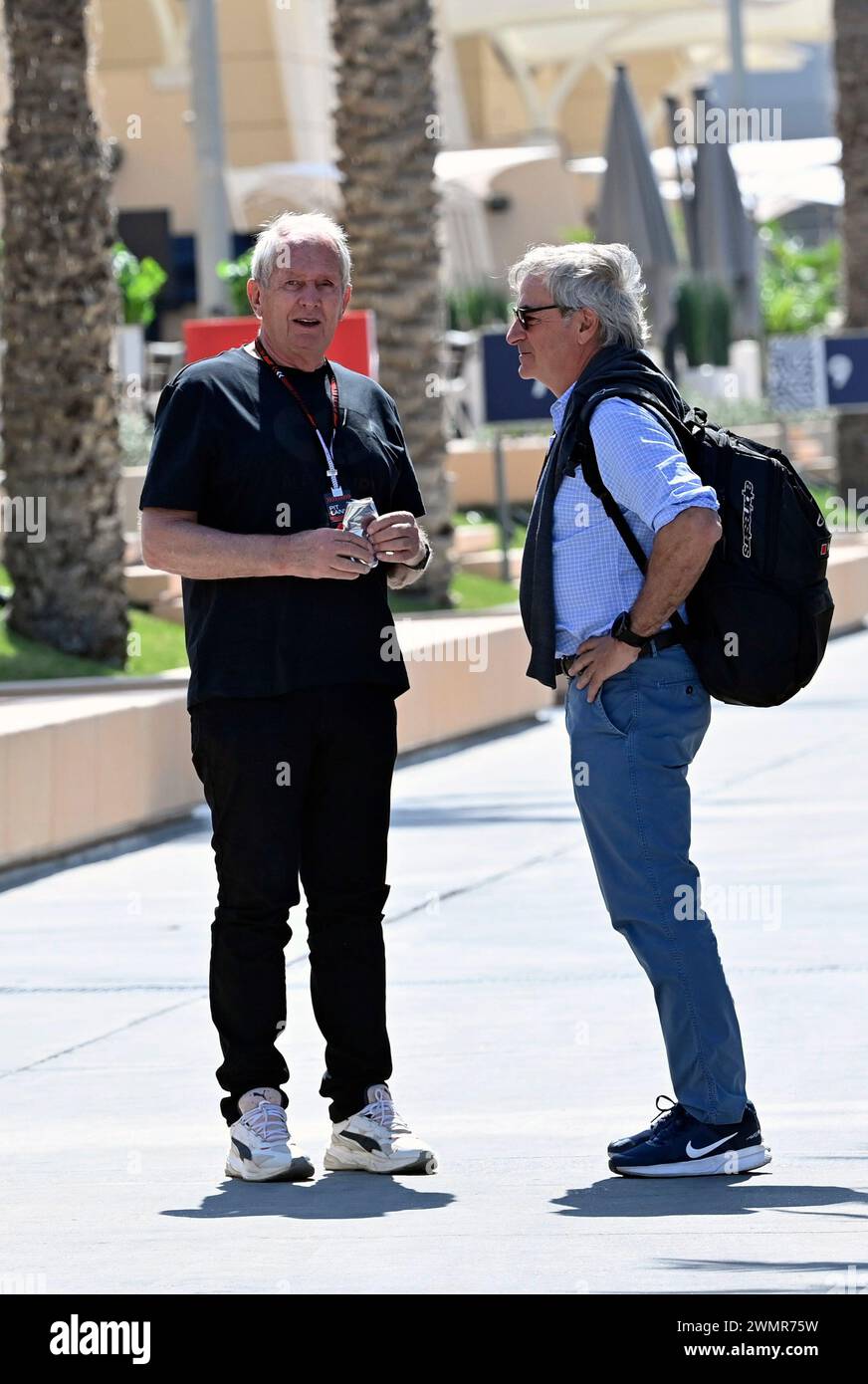 Sakhir, Bahrain. Februar 2024. BAHRAIN, Sakhir, 22. Februar: Carlos Sainz Senior (Vater) diskutiert die Zukunft seines Sohnes mit Dr. Helmut Marko, Berater von Red Bull am zweiten Tag der F1-Tests auf dem Bahrain International Circuit am 22. Februar 2024 in Bahrain, Formel-1-Tests vor der Saison, Bild & Copyright Jerry ANDRE/ATP Images (ANDRE Jerry/ATP/SPP) Credit: SPP Sport Pressefoto. /Alamy Live News Stockfoto