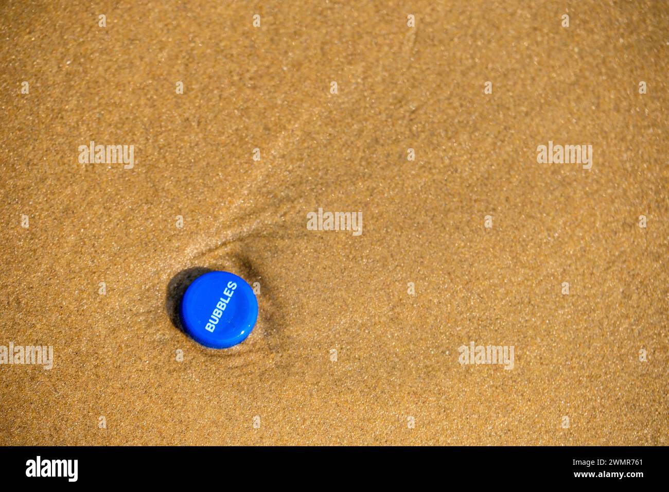Plastikdeckel für Trinkflaschen mit dem Wort 'Bubbles' am Strand in Orisha/Odisha, Indien Stockfoto