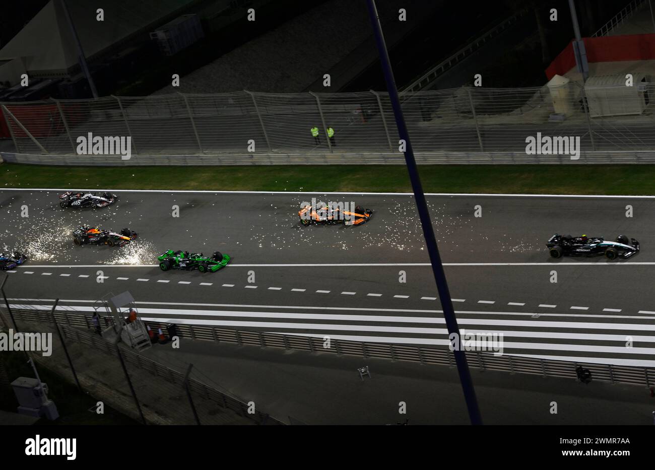 Sakhir, Bahrain. Februar 2024. BAHRAIN, Sakhir, 22. Februar: Formel-1-Autos bei Nacht auf der Rennstrecke - Hamilton, Piastri, Bottas während des zweiten F1-Tests auf dem Bahrain International Circuit am 22. Februar 2024 in Bahrain, Formel-1-Tests vor der Saison, Bild & Copyright Jerry ANDRE/ATP Images (ANDRE Jerry/ATP/SPP) Credit: SPP Sport Press Photo. /Alamy Live News Stockfoto