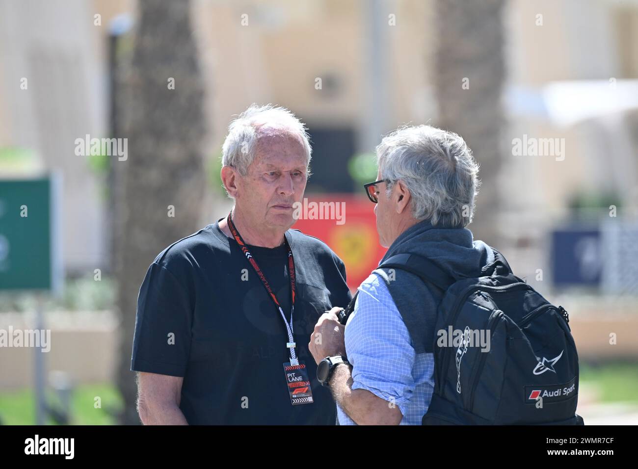 Sakhir, Bahrain. Februar 2024. BAHRAIN, Sakhir, 22. Februar: Carlos Sainz Senior (Vater) diskutiert die Zukunft seines Sohnes mit Dr. Helmut Marko, Berater von Red Bull am zweiten Tag der F1-Tests auf dem Bahrain International Circuit am 22. Februar 2024 in Bahrain, Formel-1-Tests vor der Saison, Bild & Copyright Jerry ANDRE/ATP Images (ANDRE Jerry/ATP/SPP) Credit: SPP Sport Pressefoto. /Alamy Live News Stockfoto
