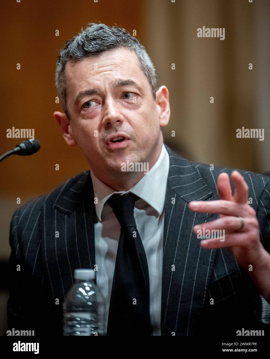 Washington, Vereinigte Staaten. Februar 2024. James Byrne, Direktor des Royal United Services Institute, erscheint am Dienstag, den 27. Februar 2024, vor einer Anhörung des Senatsausschusses für Heimatsicherheit und Regierungsangelegenheiten, um die US-Technologie zu untersuchen, die Russlands Krieg in der Ukraine anheizt. Quelle: Rod Lamkey/CNP/dpa/Alamy Live News Stockfoto