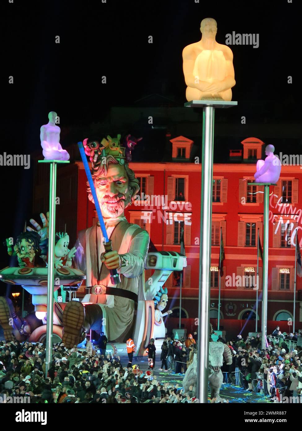 Schöner Karneval 2024: Die Parade des Lichts am Place Massena mit riesigen Marionetten und festlicher Atmosphäre. Stockfoto