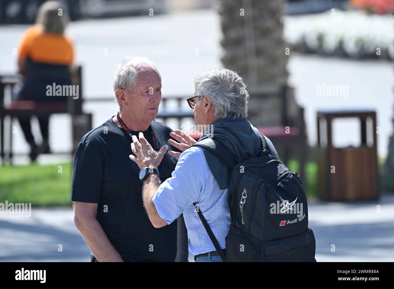 Sakhir, Bahrain. Februar 2024. BAHRAIN, Sakhir, 22. Februar: Carlos Sainz Senior (Vater) diskutiert die Zukunft seines Sohnes mit Dr. Helmut Marko, Berater von Red Bull am zweiten Tag der F1-Tests auf dem Bahrain International Circuit am 22. Februar 2024 in Bahrain, Formel-1-Tests vor der Saison, Bild & Copyright Jerry ANDRE/ATP Images (ANDRE Jerry/ATP/SPP) Credit: SPP Sport Pressefoto. /Alamy Live News Stockfoto