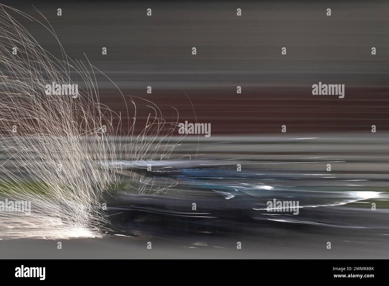 Sakhir, Bahrain. Februar 2024. BAHRAIN, Sakhir, 22. Februar: Funken hinter dem F1-Auto am zweiten Tag der F1-Tests auf dem Bahrain International Circuit am 22. Februar 2024 in Bahrain, Formel-1-Vorsaison-Tests, Bild & Copyright Jerry ANDRE/ATP Images (ANDRE Jerry/ATP/SPP) Credit: SPP Sport Press Photo. /Alamy Live News Stockfoto