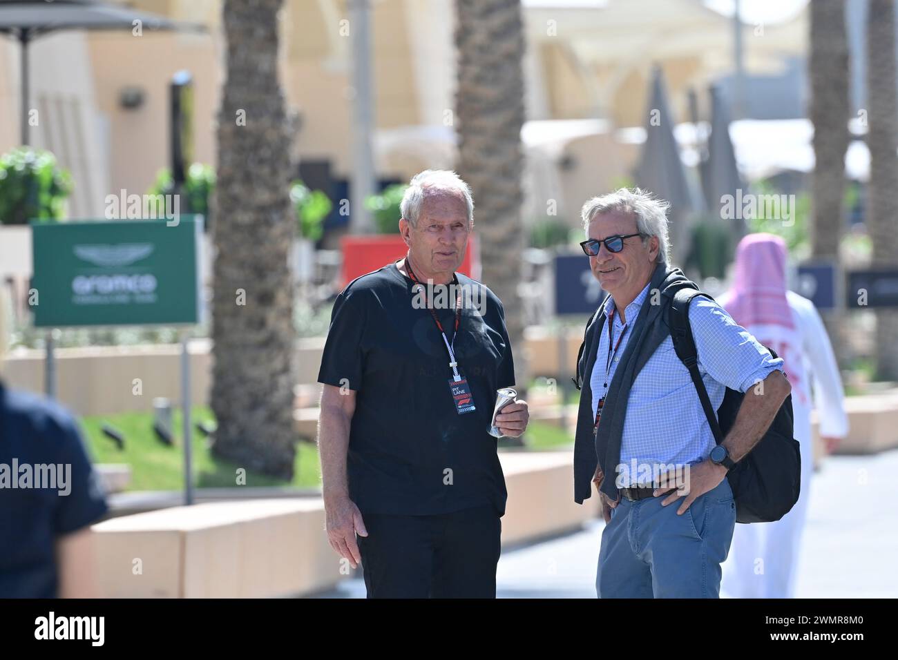 Sakhir, Bahrain. Februar 2024. BAHRAIN, Sakhir, 22. Februar: Carlos Sainz Senior (Vater) diskutiert die Zukunft seines Sohnes mit Dr. Helmut Marko, Berater von Red Bull am zweiten Tag der F1-Tests auf dem Bahrain International Circuit am 22. Februar 2024 in Bahrain, Formel-1-Tests vor der Saison, Bild & Copyright Jerry ANDRE/ATP Images (ANDRE Jerry/ATP/SPP) Credit: SPP Sport Pressefoto. /Alamy Live News Stockfoto