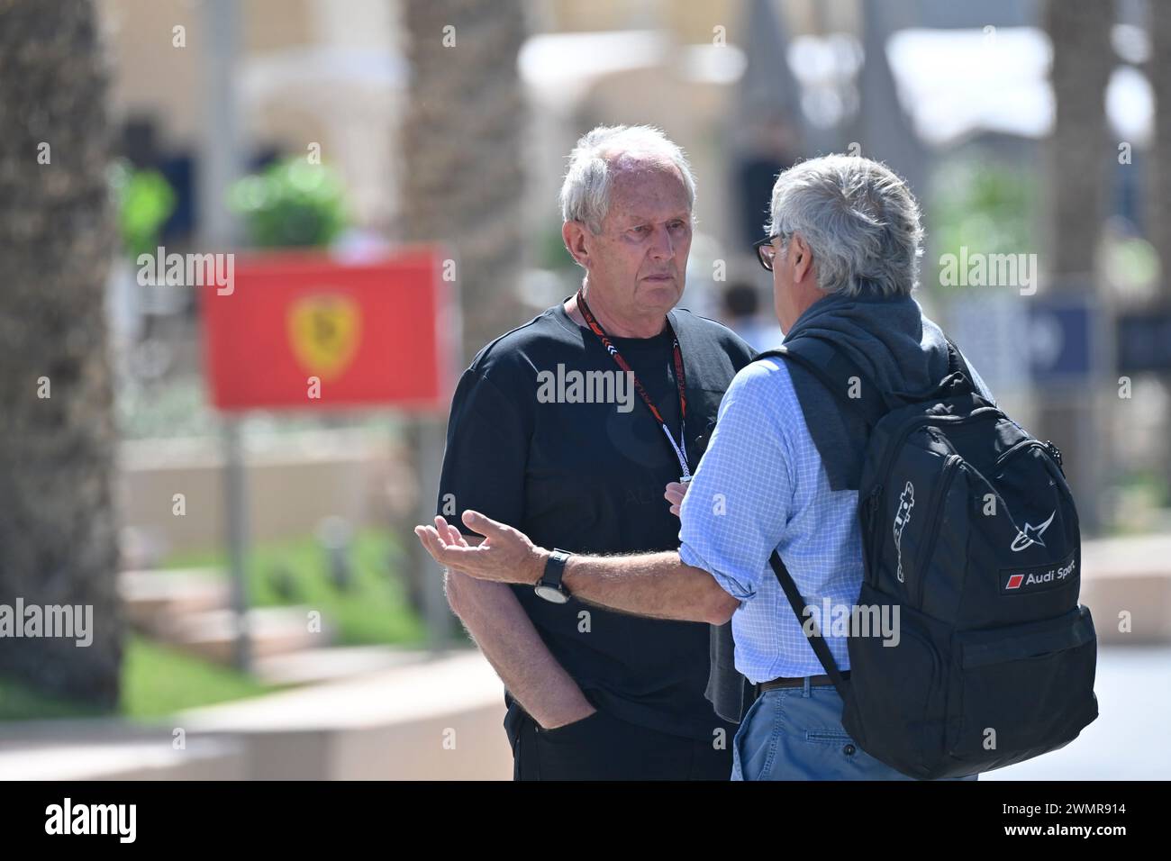 Sakhir, Bahrain. Februar 2024. BAHRAIN, Sakhir, 22. Februar: Carlos Sainz Senior (Vater) diskutiert die Zukunft seines Sohnes mit Dr. Helmut Marko, Berater von Red Bull am zweiten Tag der F1-Tests auf dem Bahrain International Circuit am 22. Februar 2024 in Bahrain, Formel-1-Tests vor der Saison, Bild & Copyright Jerry ANDRE/ATP Images (ANDRE Jerry/ATP/SPP) Credit: SPP Sport Pressefoto. /Alamy Live News Stockfoto