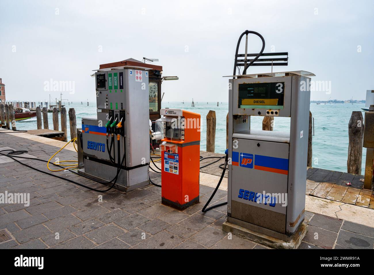 Venedig, Italien - 25. Februar 2023: Tankstelle für Boote in Venedig Italien. Stockfoto