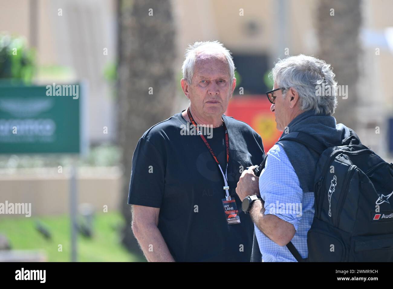 Sakhir, Bahrain. Februar 2024. BAHRAIN, Sakhir, 22. Februar: Carlos Sainz Senior (Vater) diskutiert die Zukunft seines Sohnes mit Dr. Helmut Marko, Berater von Red Bull am zweiten Tag der F1-Tests auf dem Bahrain International Circuit am 22. Februar 2024 in Bahrain, Formel-1-Tests vor der Saison, Bild & Copyright Jerry ANDRE/ATP Images (ANDRE Jerry/ATP/SPP) Credit: SPP Sport Pressefoto. /Alamy Live News Stockfoto