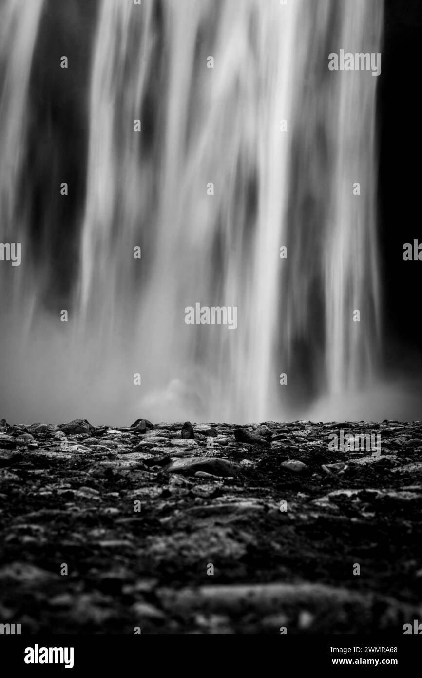 Vertikaler Schuss von seidenem Wasser in einem unbekannten Wasserfall Stockfoto