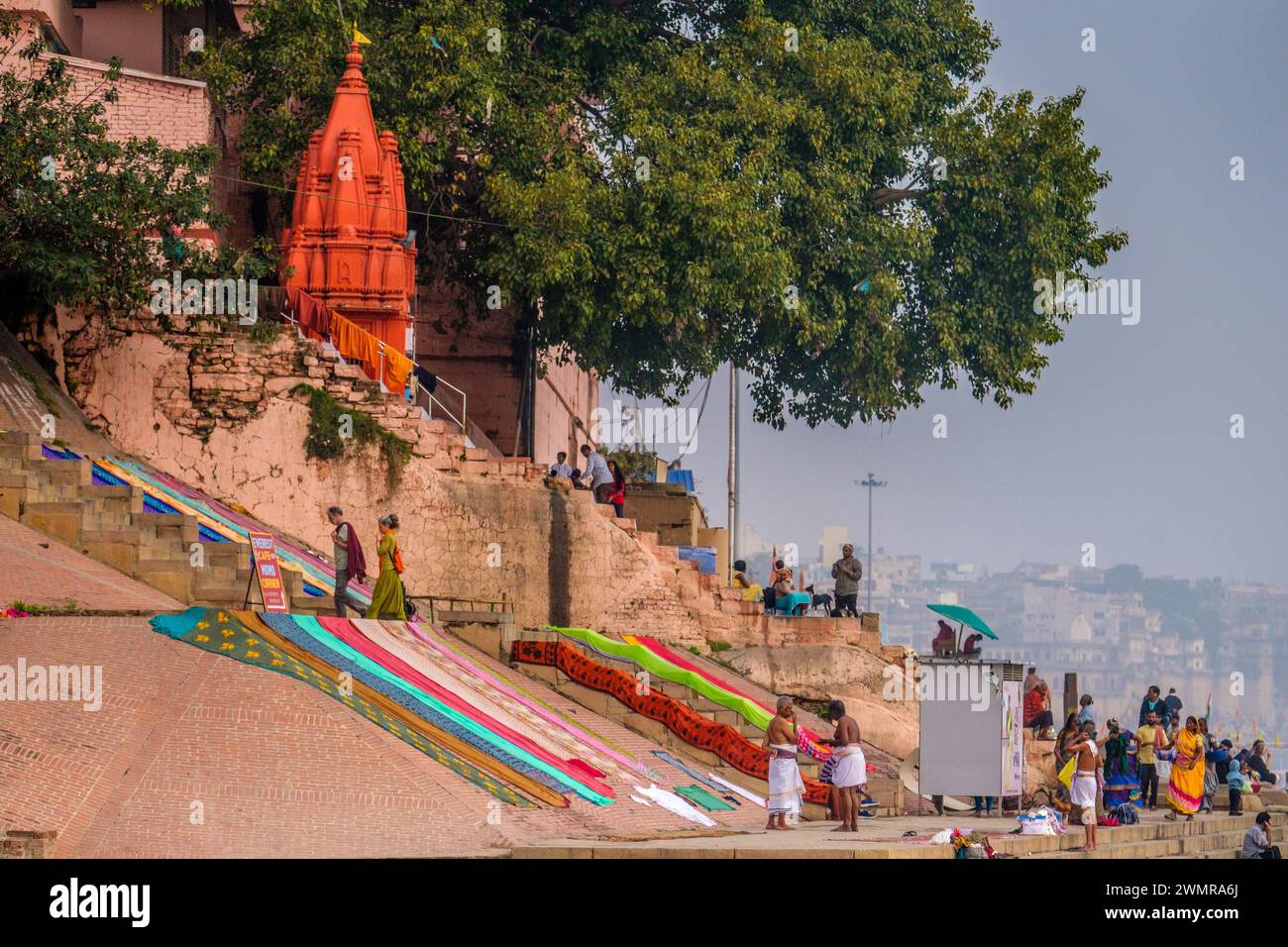 Die Ghats in Varanasi am Ganges in Indien Stockfoto