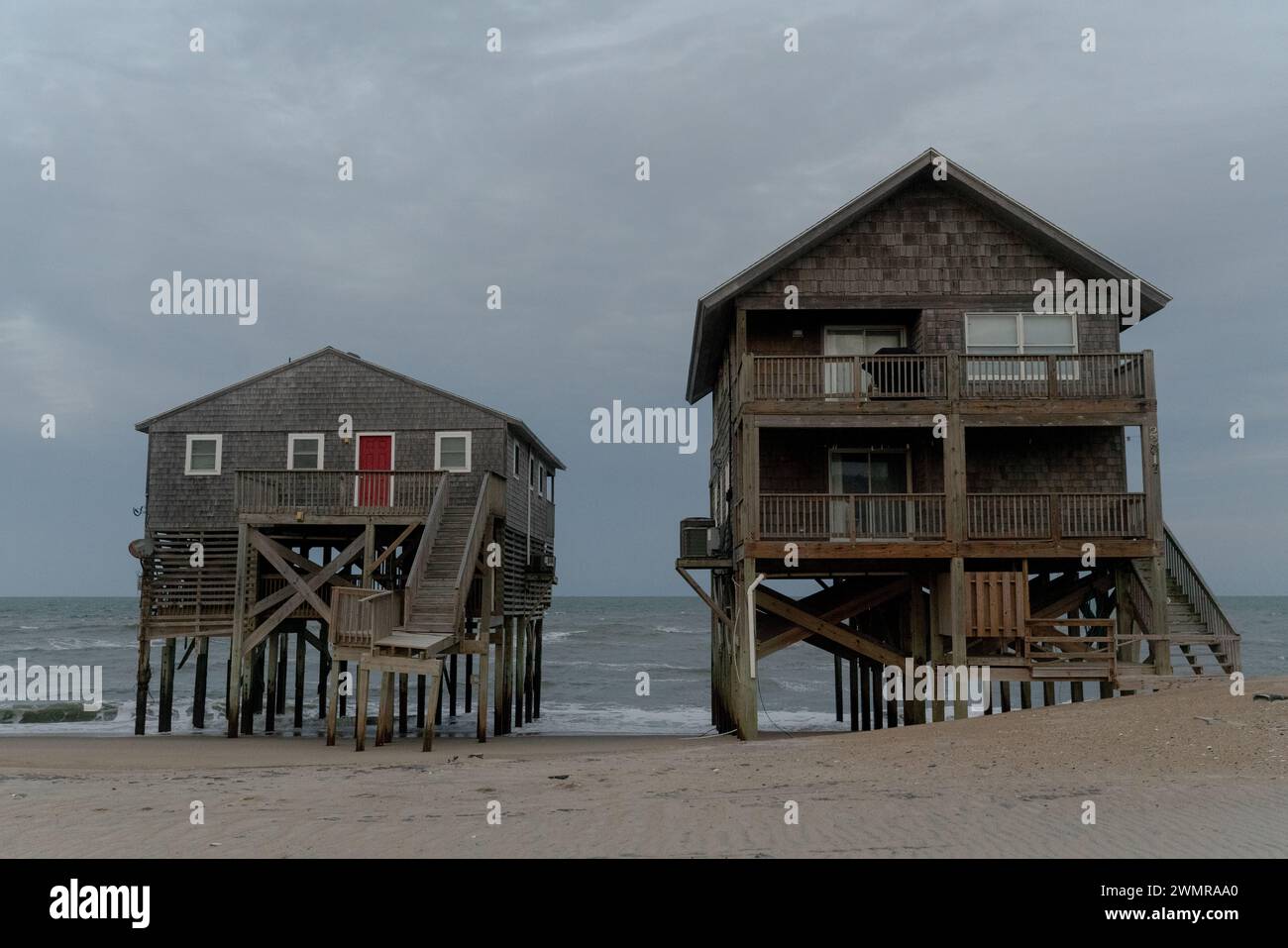 Häuser zerbröckeln in den Outer Banks aufgrund der rasantesten Küstenerosion und des Meeresspiegelanstiegs an der Ostküste der USA ins Meer. Stockfoto