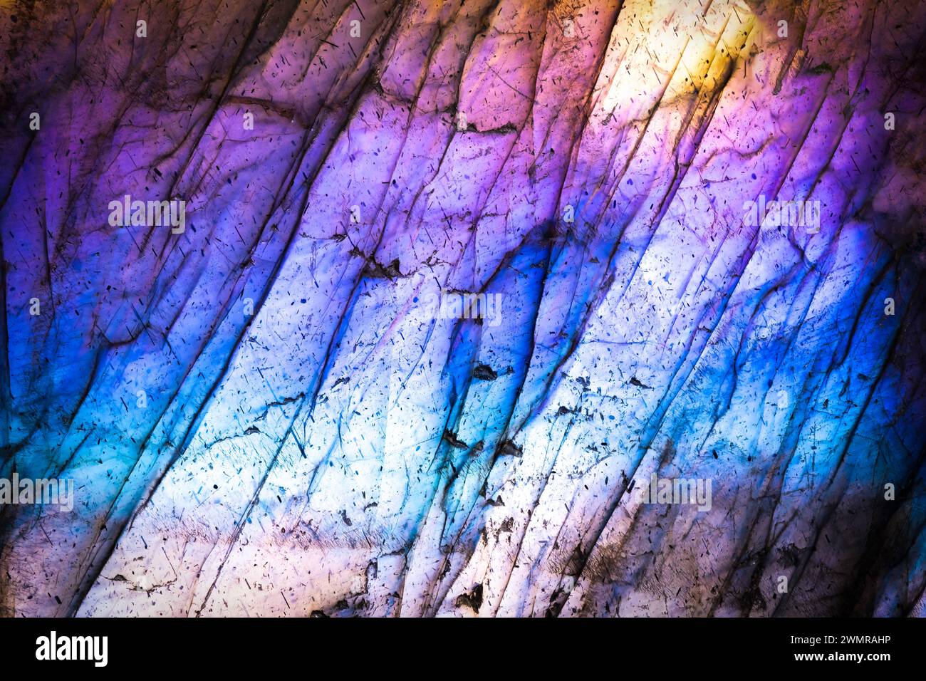 Labradorit irisierende Makrofotografie Detailtextur. Nahaufnahme polierter Halbedelstein. Stockfoto