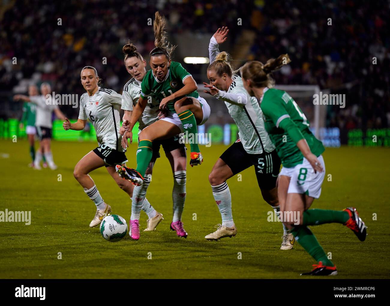 Die irische Katie McCabe springt während des Freundschaftsspiels der Women's International im Tallaght Stadium in Dublin. Bilddatum: Dienstag, 27. Februar 2024. Stockfoto