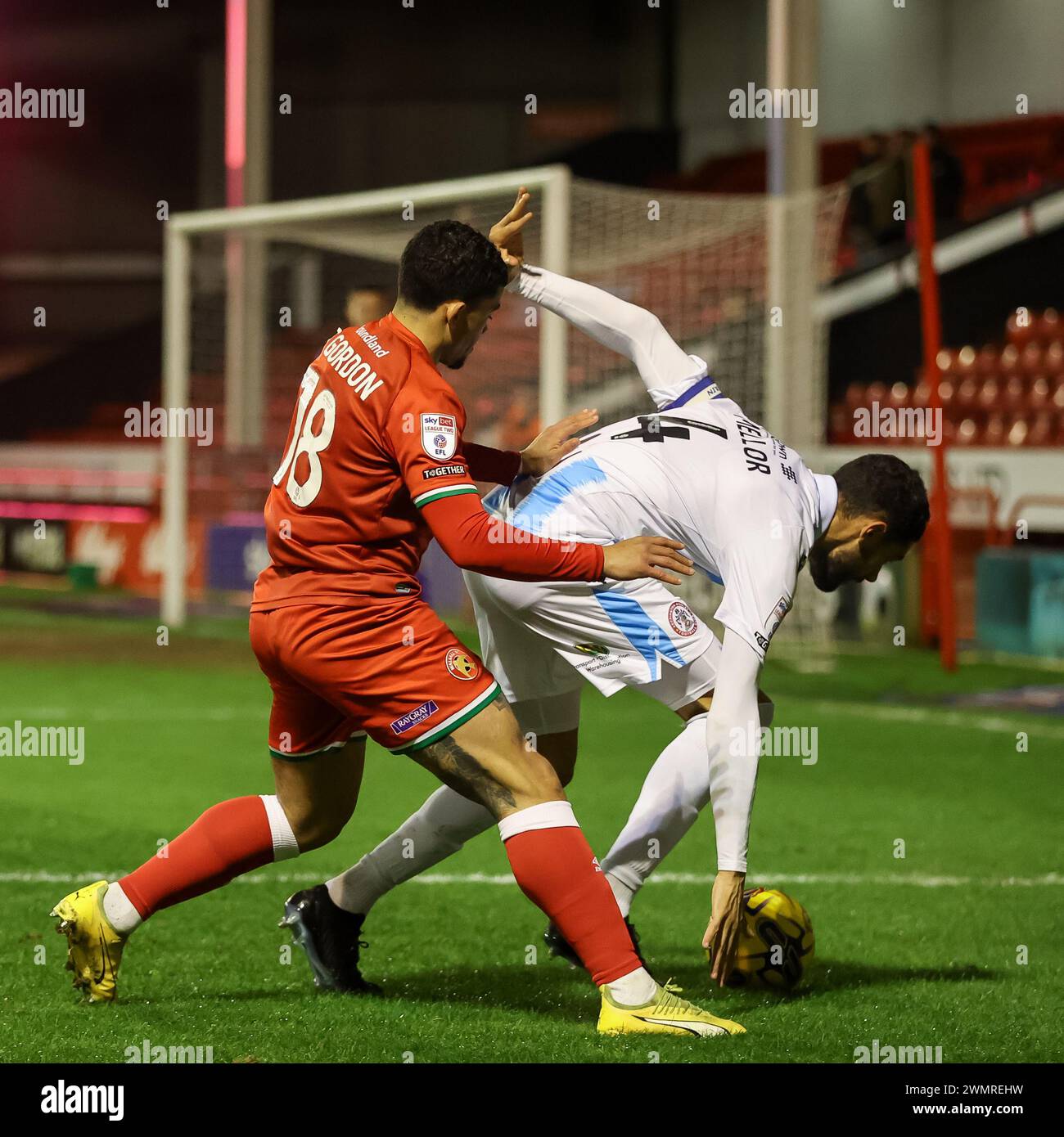 Walsall, Großbritannien. Februar 2024. Josh Gordon wird von Accrington's Kelvin Mellor während des Spiels der EFL Sky Bet League 2 zwischen Walsall und Accrington Stanley am 27. Februar 2024 im Banks's Stadium in Walsall (England) aufgestellt. Foto von Stuart Leggett. Nur redaktionelle Verwendung, Lizenz für kommerzielle Nutzung erforderlich. Keine Verwendung bei Wetten, Spielen oder Publikationen eines einzelnen Clubs/einer Liga/eines Spielers. Quelle: UK Sports Pics Ltd/Alamy Live News Stockfoto