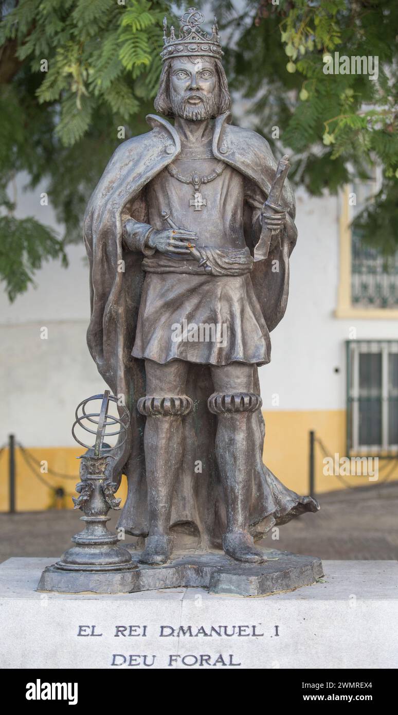 Elvas, Portugal - 14. Januar 2018: Statue von König Manuel I. von Portugal. Hergestellt von Joao de Paula, 2009. Elvas, Portugal. Stockfoto