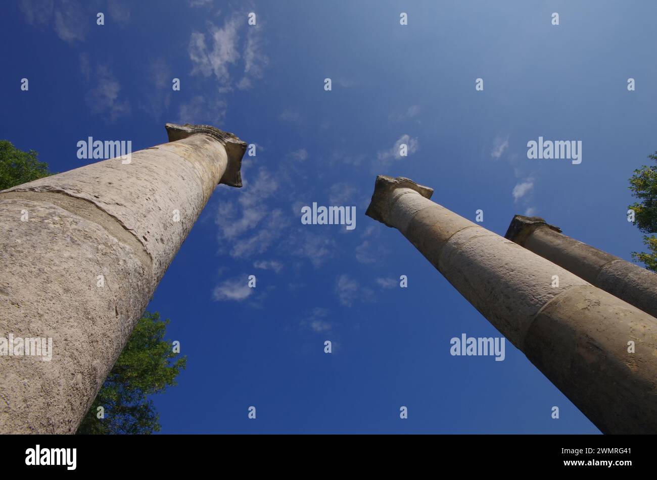 Altilia: Reste von Säulen aus der Römerzeit ragen vor dem blauen Himmel hervor. Molise, Italien Stockfoto