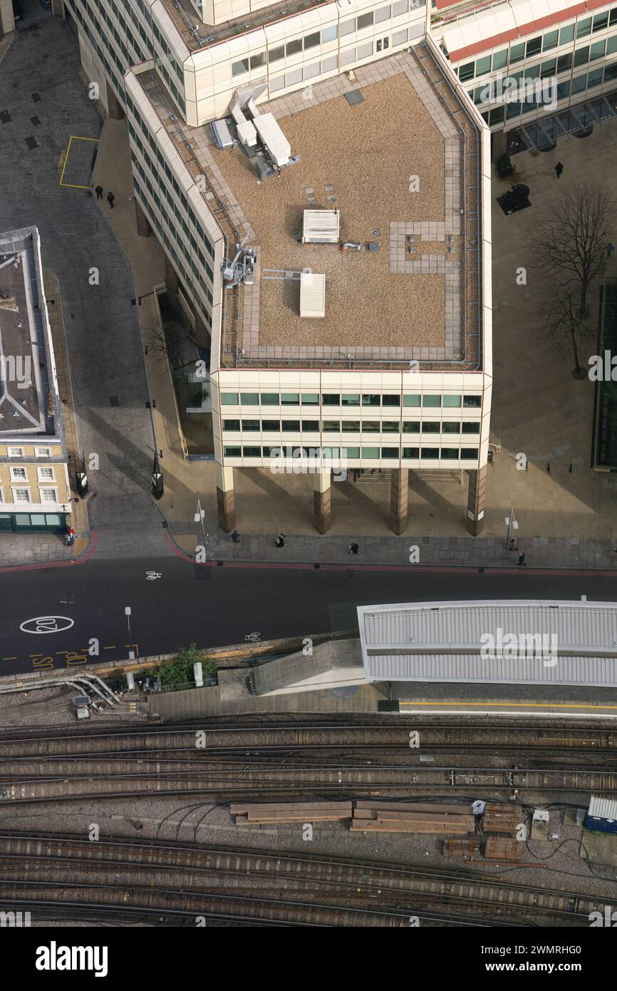 Blick aus der Vogelperspektive auf ein modernes Bürogebäude Cottons Centre neben einer Eisenbahnlinie, london Bridge Station Stockfoto