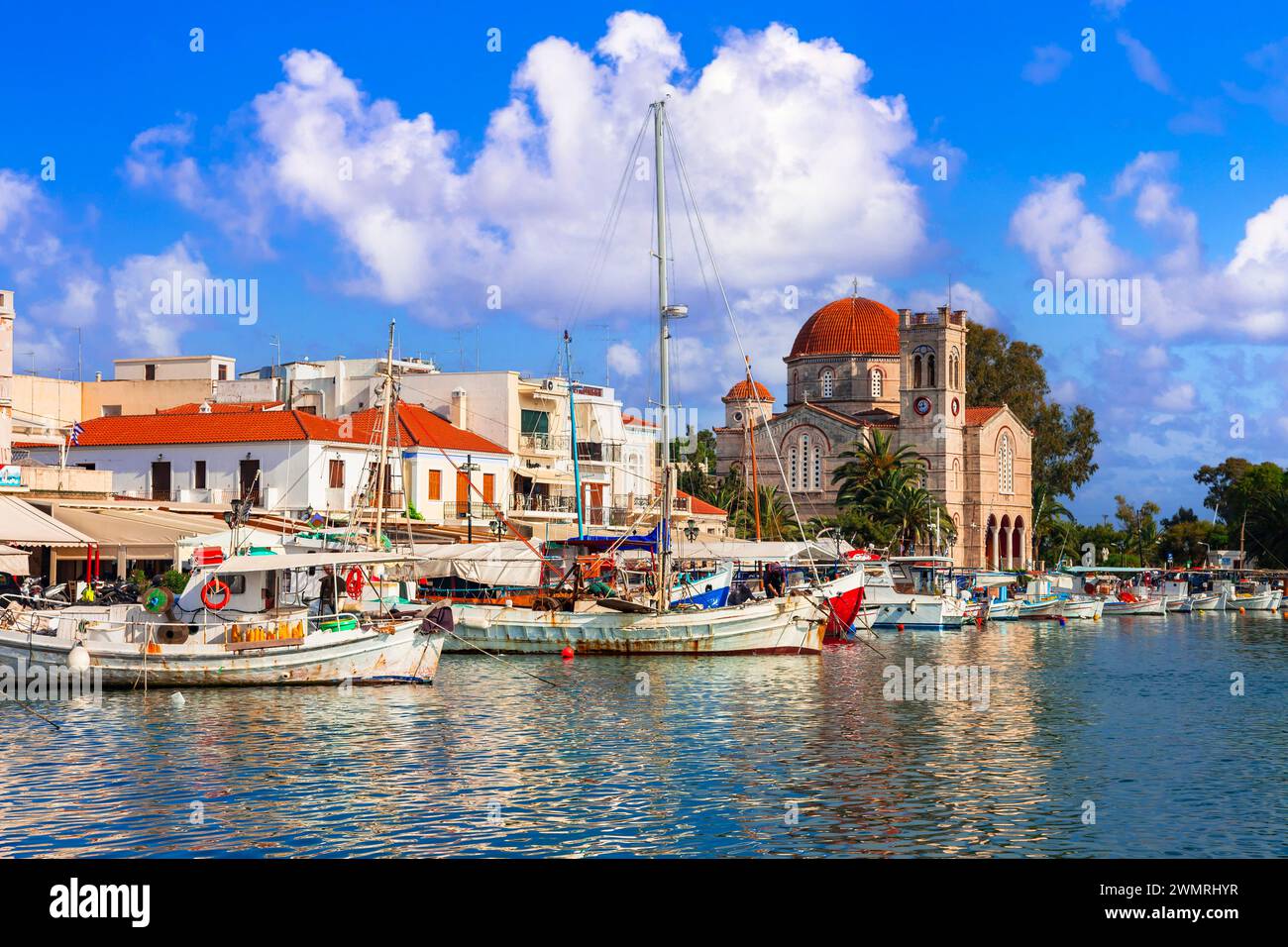Saronische Inseln Griechenlands. Authentische schöne griechische Insel - Ägina mit traditionellen Fischerbooten und St. Nikolaikirche Stockfoto