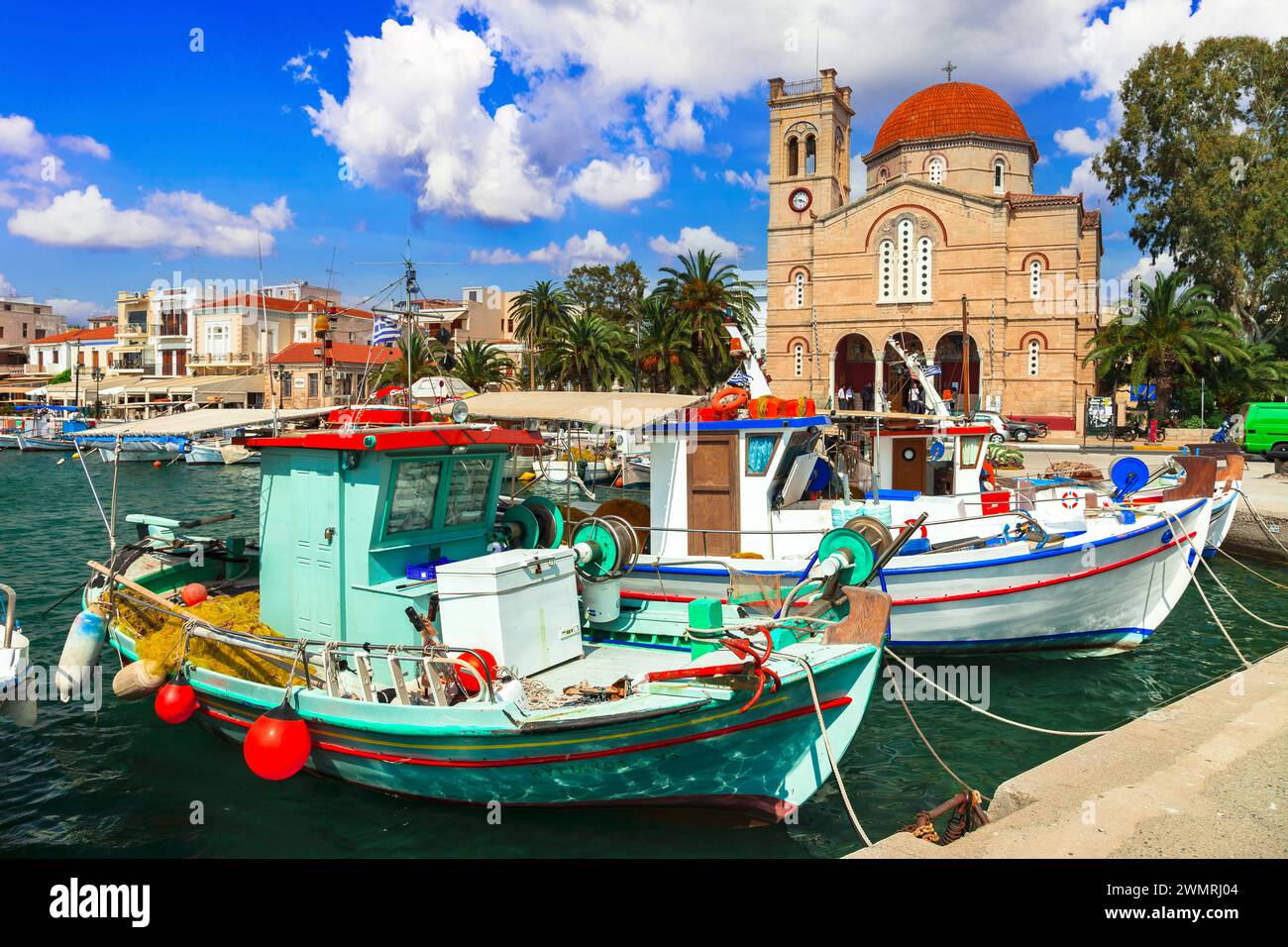 Die Saronischen Inseln in Griechenland. Bezaubernde, wunderschöne griechische Insel - Ägina mit traditionellen Fischerbooten und St. Nikolaikirche Stockfoto