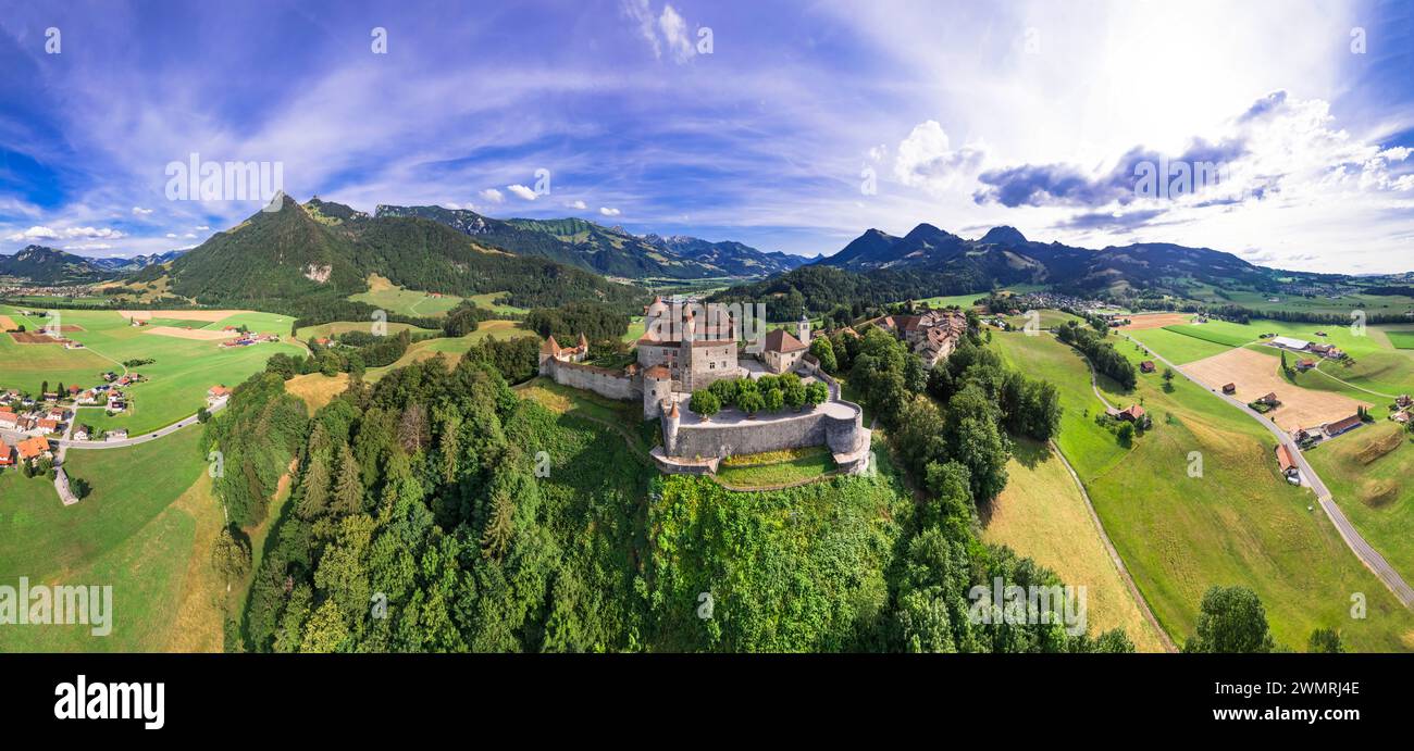 Schweiz Reisen und Sehenswürdigkeiten. Malerisches mittelalterliches Dorf und Schloss Gruyere. kanton Freiburg. Panoramablick auf die Drohne aus der Vogelperspektive Stockfoto