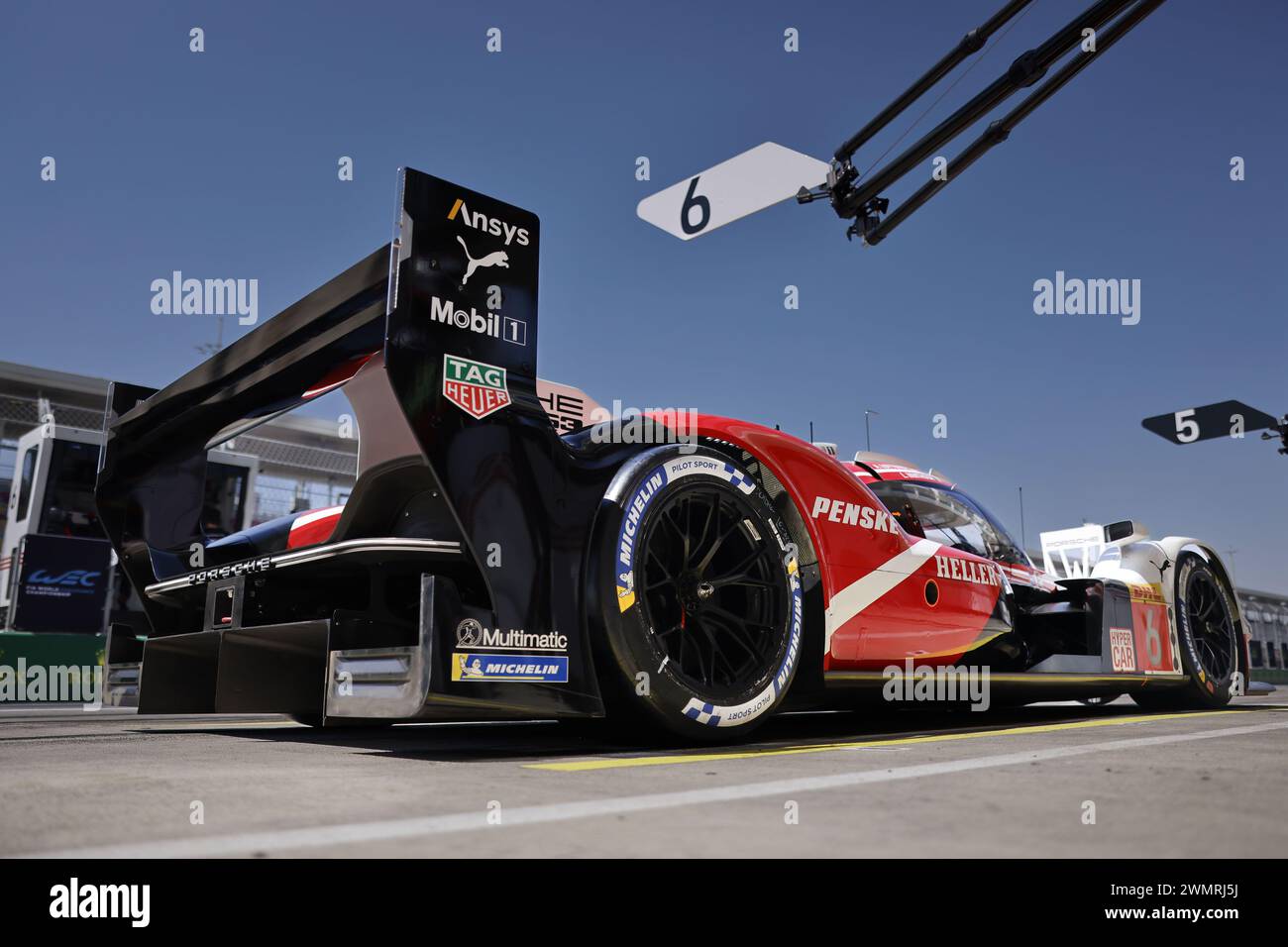 06 ESTRE Kevin (fra), LOTTERER Andre (ger), VANTHOOR Laurens (bel), Porsche Penske Motorsport, Porsche 963 #06, pitlane, während des Prologs der FIA-Weltmeisterschaft 2024, vom 24. bis 26. Februar 2024 auf dem Losail International Circuit in Lusail, Katar Stockfoto