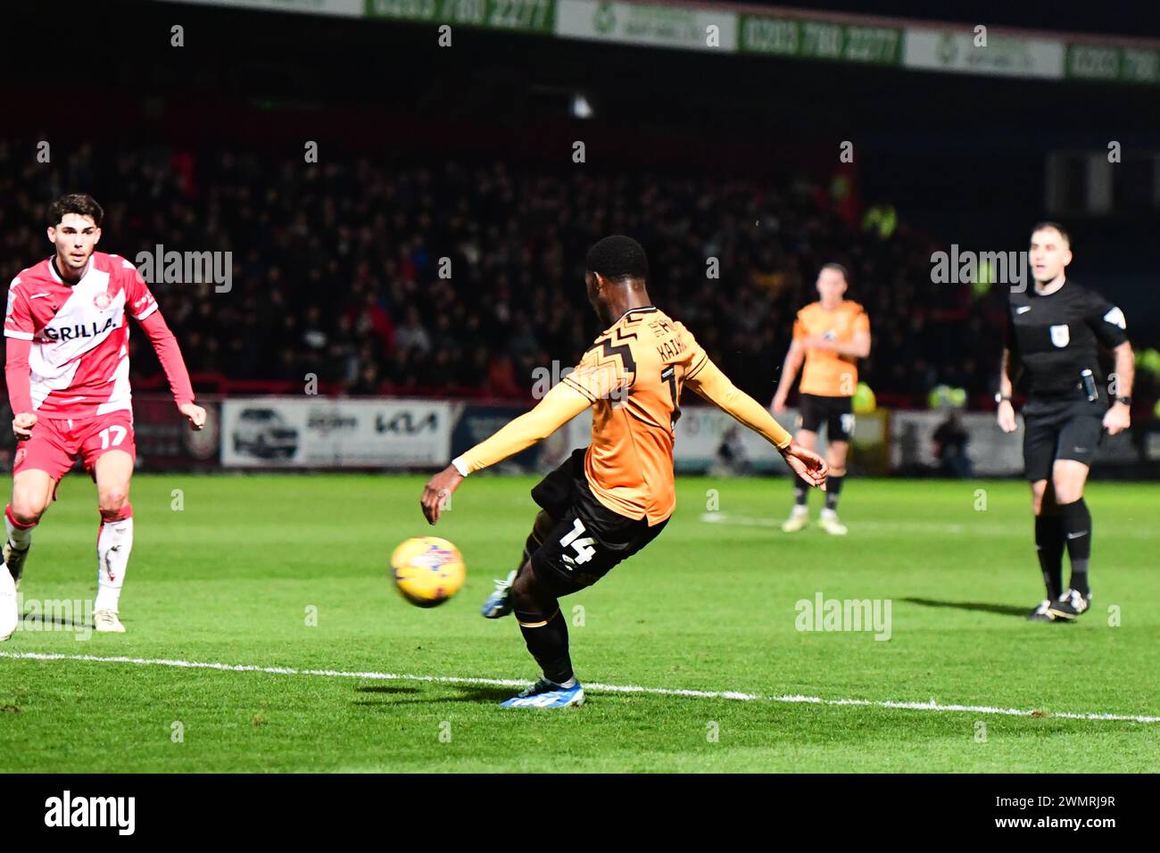 Sulley Kaikai (14 Cambridge United) schießt während des Spiels der Sky Bet League 1 zwischen Stevenage und Cambridge United am Dienstag, den 27. Februar 2024, im Lamex Stadium in Stevenage. (Foto: Kevin Hodgson | MI News) Credit: MI News & Sport /Alamy Live News Stockfoto