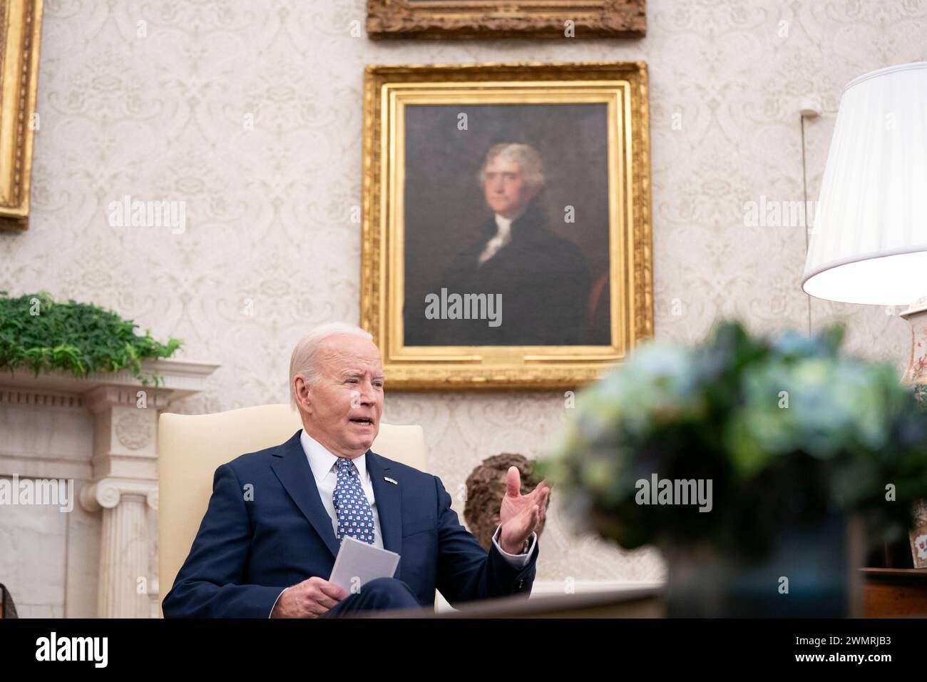 US-Präsident Joe Biden spricht während eines Treffens mit US-Vizepräsidentin Kamala Harris und Kongressführern im Oval Office des Weißen Hauses in Washington, DC am Dienstag, den 27. Februar 2024. Kredit: Bonnie Cash/Pool über CNP/MediaPunch Stockfoto