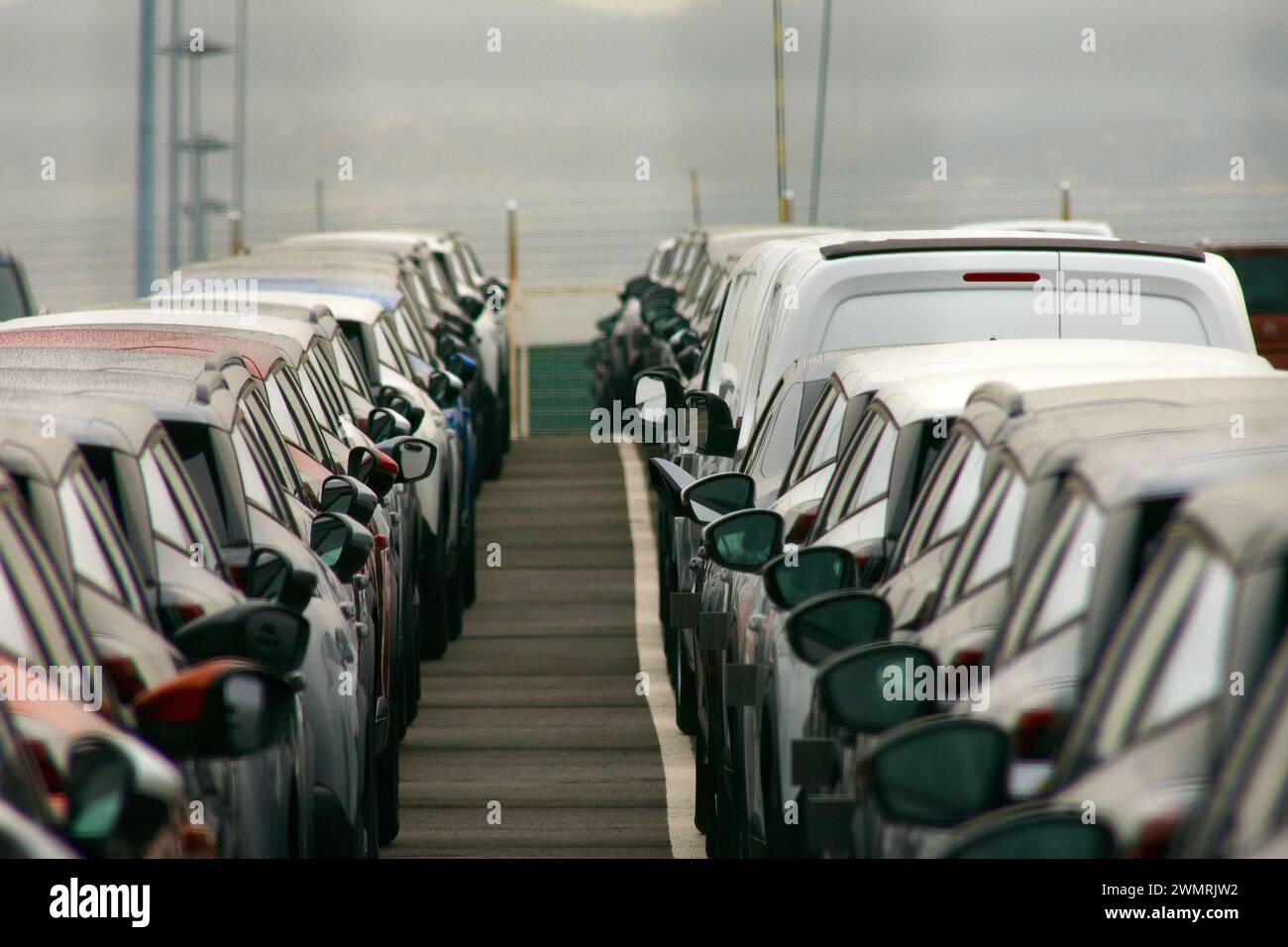 Nahaufnahme der Flotte verschiedener Personenkraftwagen auf dem Außenparkplatz Stockfoto