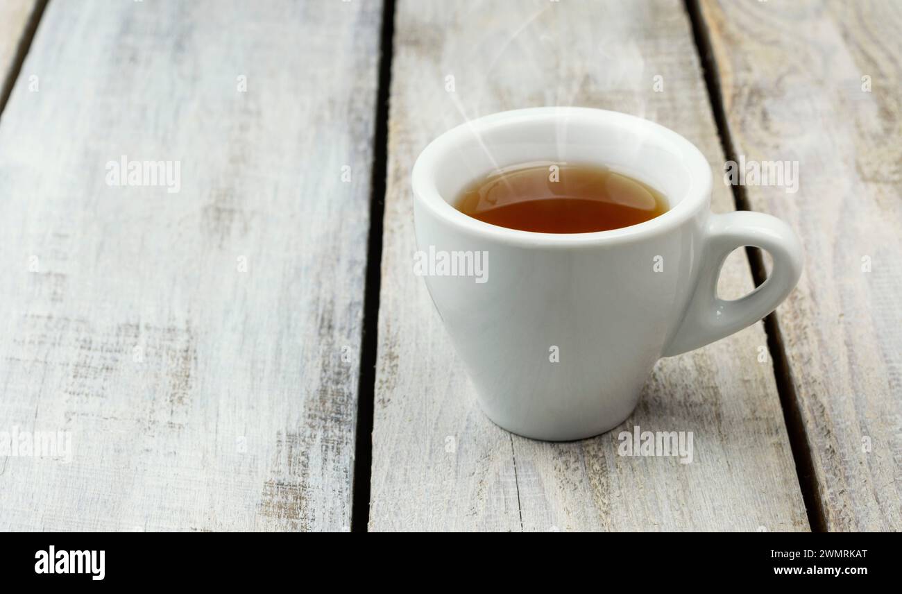 Eine Tasse Kaffee. Konzept von Bio-Kaffee und gesundem Naturgetränk. Copyright. Natürliches Heißgetränk, duftender Kaffee Hintergrund Stockfoto