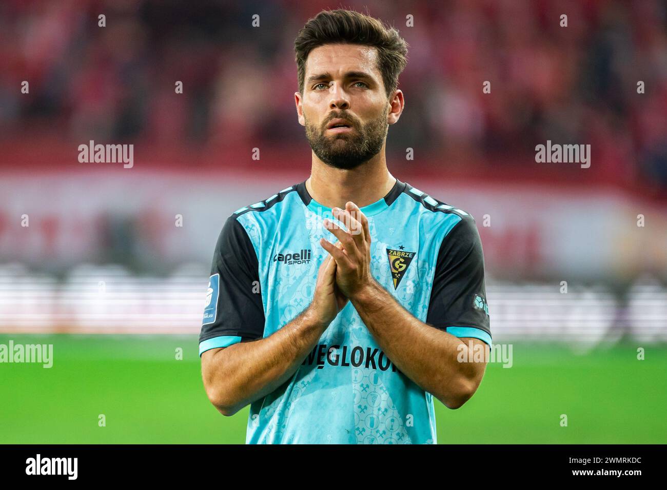 Filipe Nascimento von Gornik applaudiert während des Polnischen PKO Ekstraklasa League-Spiels zwischen Widzew Lodz und Gornik Zabrze im Widzew Lodz Municipal Stadium. Endergebnis: Widzew Lodz vs Gornik Zabrze 3:1. Stockfoto