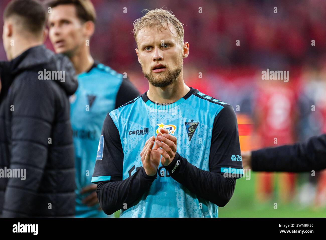 Szymon Czyz von Gornik applaudiert während des Polnischen PKO Ekstraklasa League-Spiels zwischen Widzew Lodz und Gornik Zabrze im Widzew Lodz Municipal Stadium. Endergebnis: Widzew Lodz vs Gornik Zabrze 3:1. Stockfoto