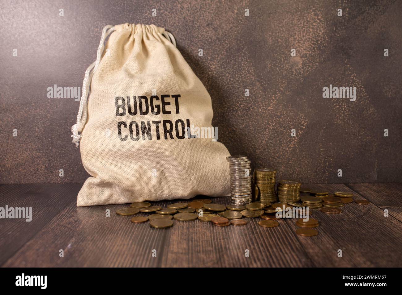 Budgetkontrolle. Brennendes Blatt Papier mit Text auf rostigem Metallhintergrund Stockfoto