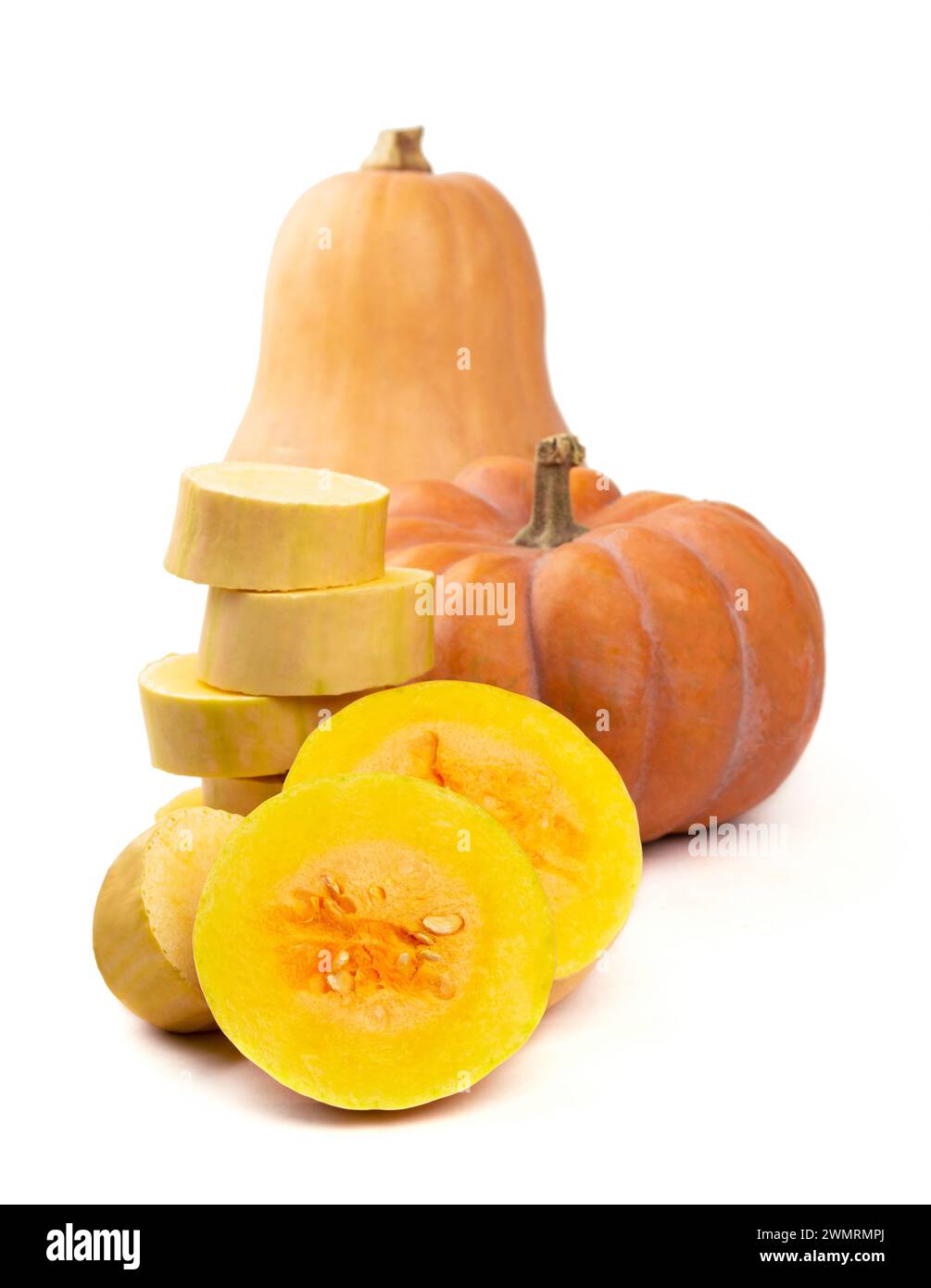 Reifer orangefarbener Kürbis, isoliert auf weißem Hintergrund. Danksagung im Herbst. Happy Thanksgiving oder Halloween. Ernte. Butternusskürbis. Kürbisrezepte. V Stockfoto