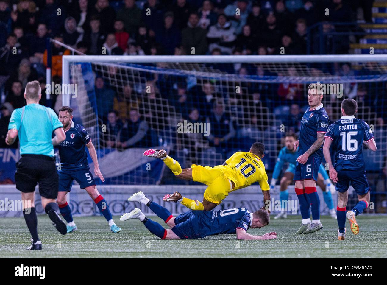 Kirkcaldy, Schottland. 27. Februar 2024. Scott Brown (20 – Raith Rovers) löscht Jai Quitongo (10 – Greenock Morton) mit einer herausfordernden Herausforderung aus Stockfoto