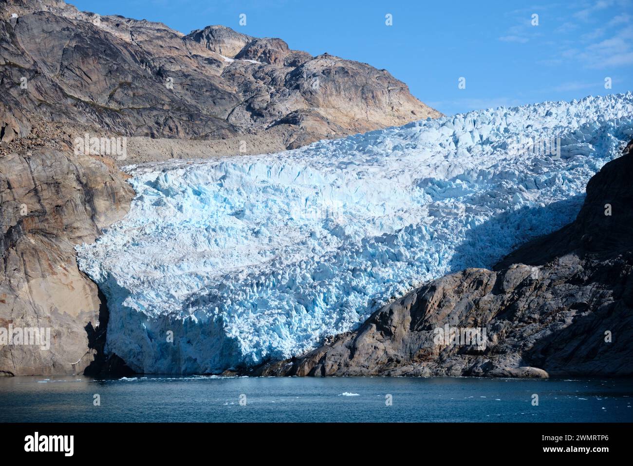 Türkisfarbenes Eis eines Gletschers am Wasserrand im Prins Christian Sund in Südgrönland Stockfoto