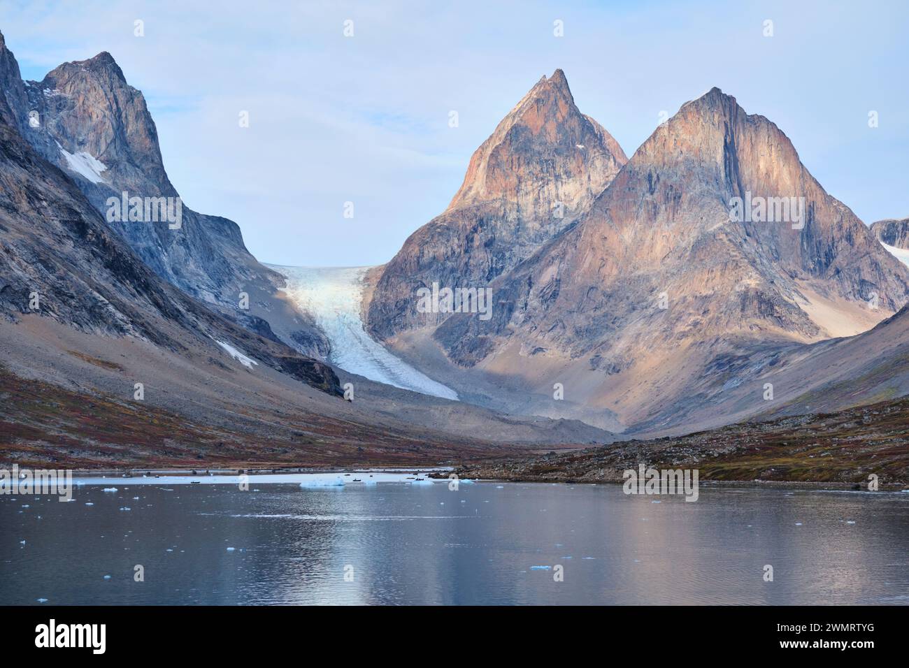 Scharfe Berggipfel umgeben den Gletscher. Dronning Marie Dal bei Skoldungen, Ostgrönland Stockfoto