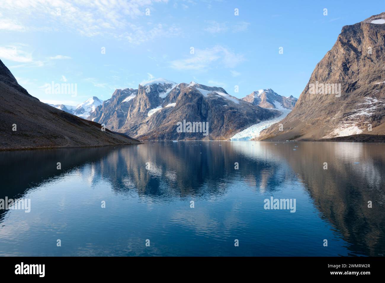 Segeln in den Fjorden um Skoldungen, Ostgrönland, mit Blick auf Gletscherberge und Gletscher, die direkt in den Fjord fließen. Stockfoto