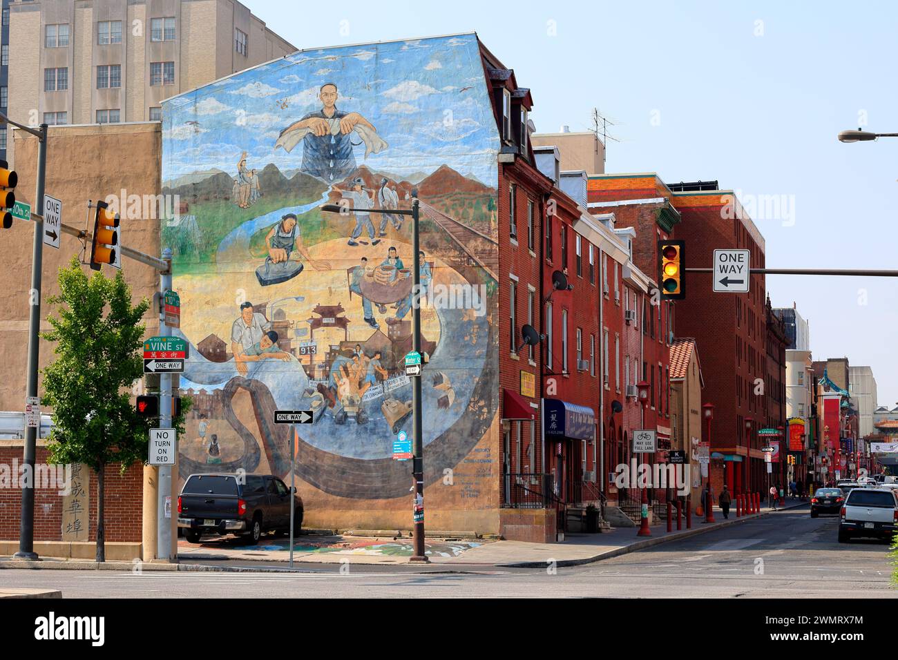 „Geschichte von Chinatown“, Philadelphia, 費城華埠. Ein Wandbild der öffentlichen Kunst, das die Geschichte der Chinesisch-Amerikanerin mit eingewanderten Eisenbahnarbeitern und Wäschearbeitern darstellt Stockfoto