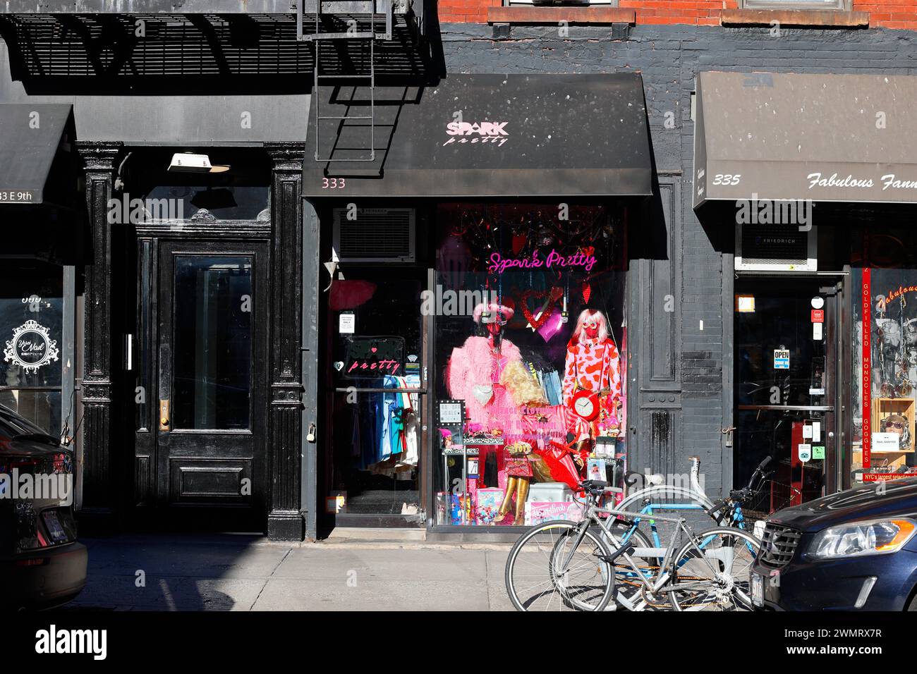 Spark Pretty, 333 E 9th St, New York, NYC, Ladenfront eines farbenfrohen Vintage-Bekleidungsgeschäfts in Manhattans East Village Nachbarschaft. Stockfoto