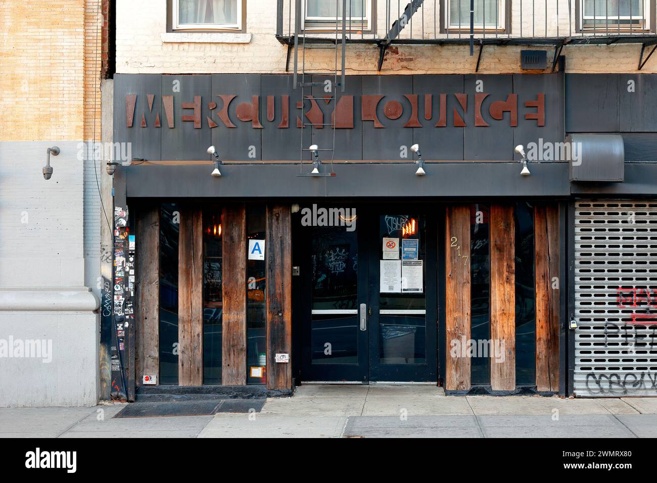 The Mercury Lounge, 217 E Houston St, New York, NYC, Storefront Foto eines Live-Musikzentrums in Manhattans Lower East Side Nachbarschaft. Stockfoto