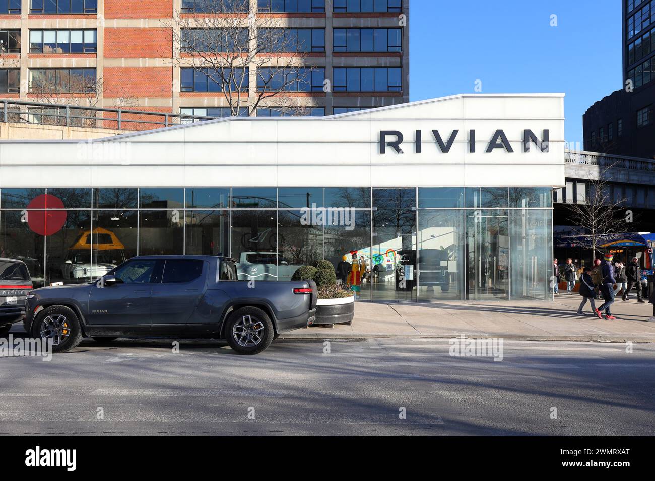 Rivian Automotive Elektrofahrzeug Ausstellungsraum, 60 10th Ave, in Manhattans Chelsea Viertel, New York City. Stockfoto