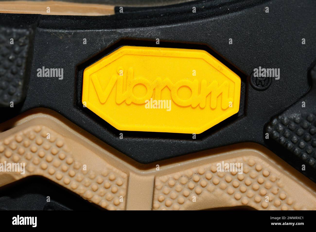 Eine Gummisohle mit Vibram-Logo auf der Außensohle eines Schuhs. Stockfoto
