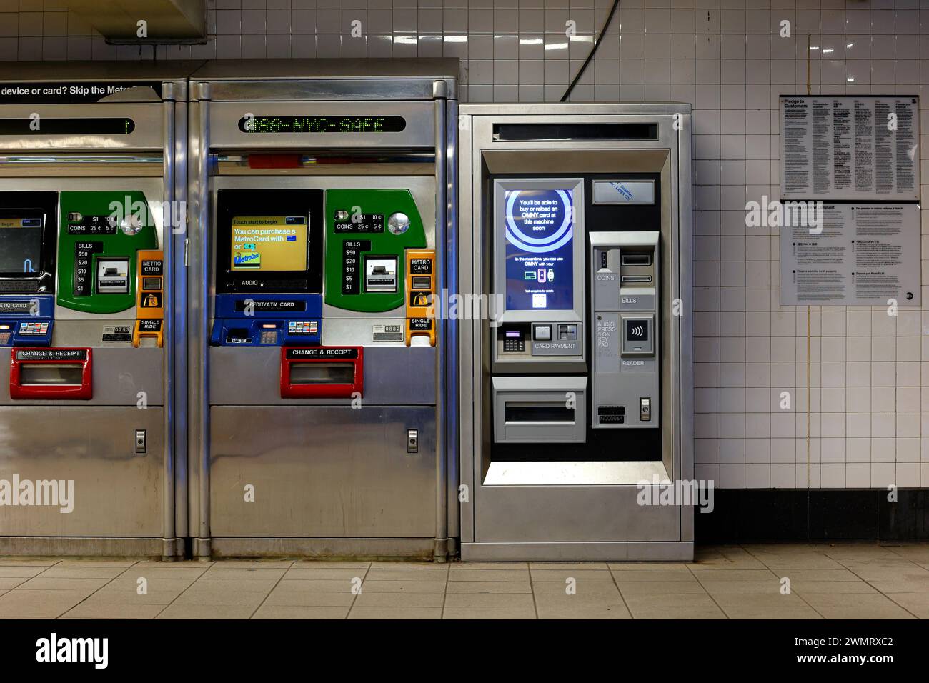 Ein OMNY-Ticketautomat für die NYC-U-Bahn neben einer Metrocard und einem einfachen Ticketautomat an einer U-Bahn-Station in New York City Stockfoto