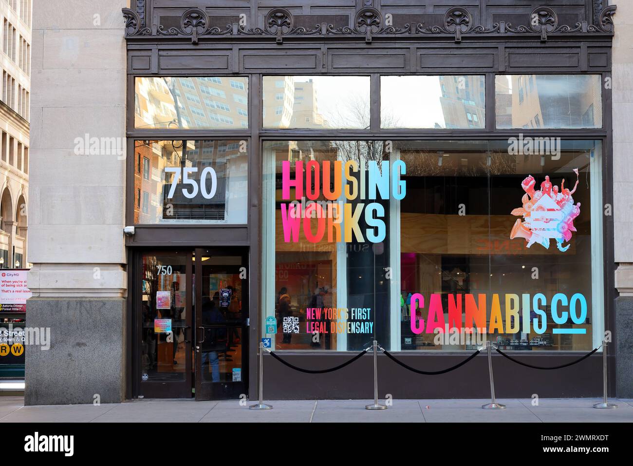 Housing Works Cannabis Co, 750 Broadway, New York. New Yorker Schaufensterfoto einer von New York State lizenzierten Cannabis-Apotheke im Greenwich Village in Manhattan. Stockfoto