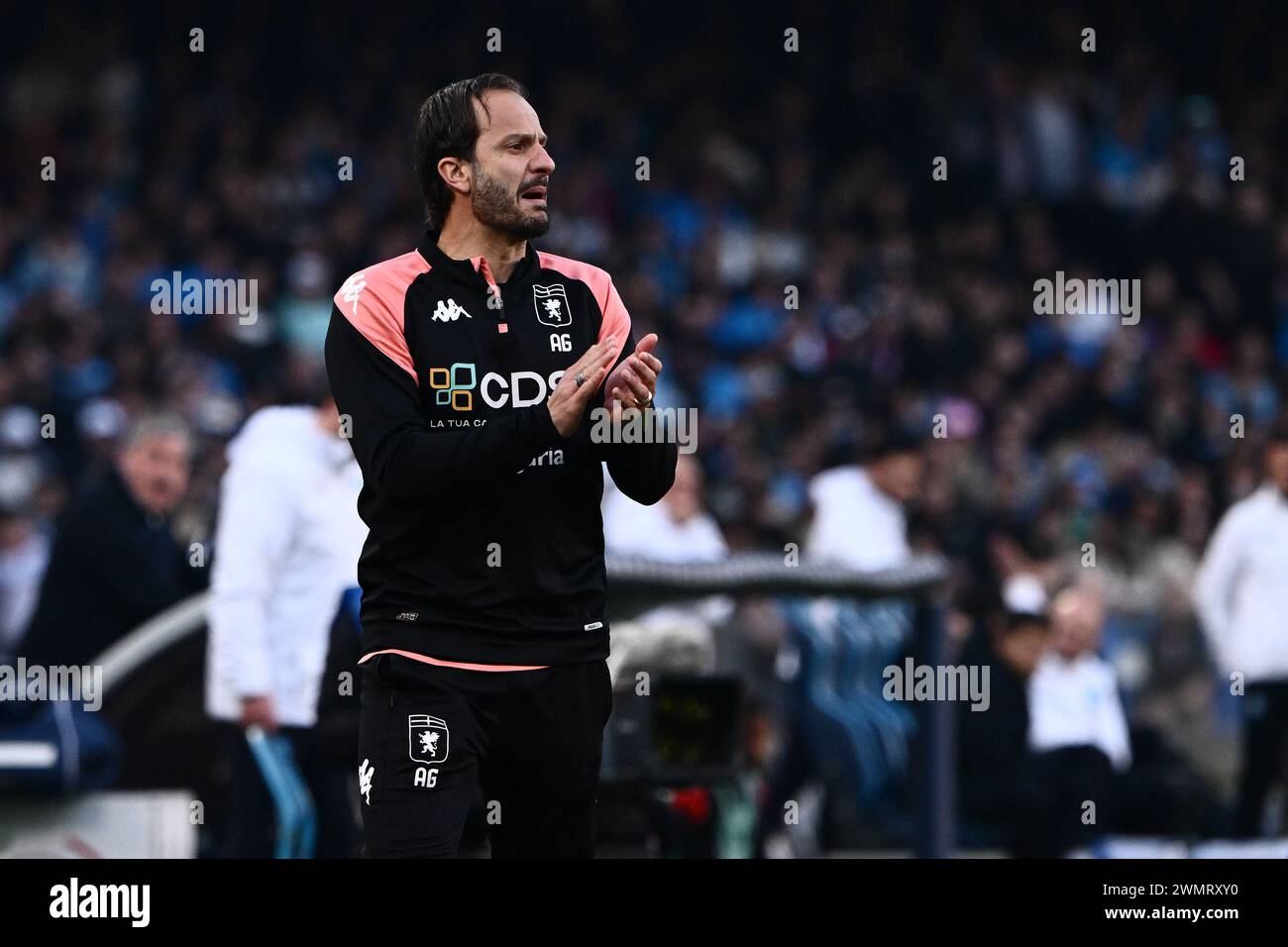 Alberto Gilardino Cheftrainer von Genua CFC Gesten während des Serie A TIM Spiels zwischen SSC Napoli und Genua CFC im Diego Armando Maradona Stadium in Stockfoto